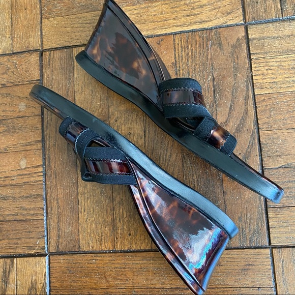 Stuart Weitzman Y2K Tortoiseshell Wedge Sandals - Picture 4 of 6